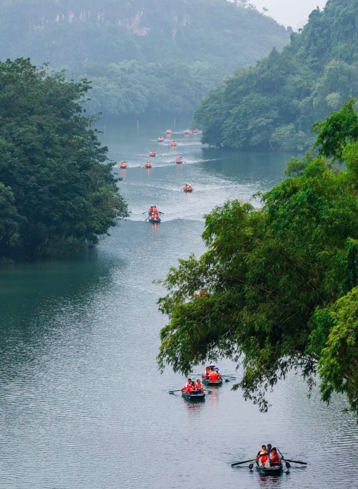 Nhiều thời điểm, Ban Quản lý Di sản Tràng An đưa ra khuyến nghị du khách điều chỉnh khung giờ tham quan do lượng khách ở mức quá tải. Ảnh: BQL Di sản Tràng An
