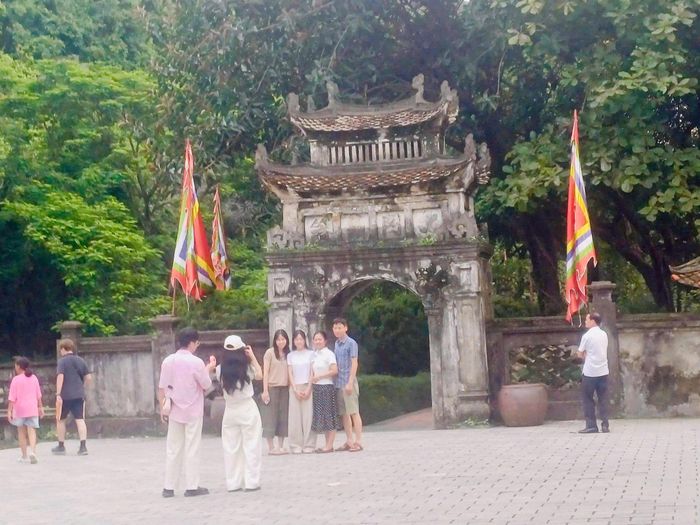Công tác bảo đảm an ninh trật tự, an toàn giao thông, an toàn tại các khu, điểm du lịch và vệ sinh môi trường được tăng cường trong suốt kỳ nghỉ. Ảnh: Sở Du lịch Ninh Bình