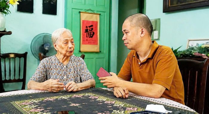 Bà Phan Thị Phúc trò chuyện với tác giả