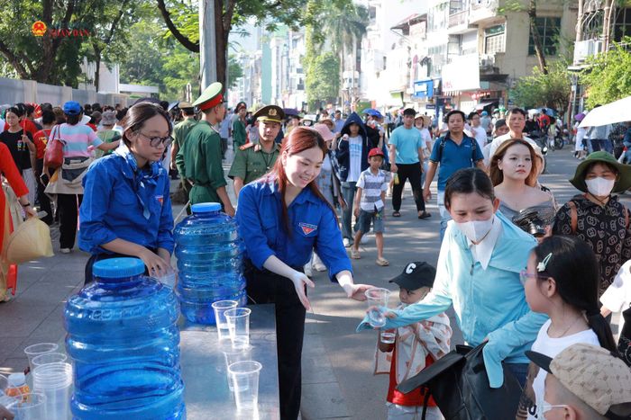 Trong dòng người từ khắp các tỉnh, thành tìm về Ba Đình trong ngày Quốc khánh, chị Thúy cùng hai con từ Hưng Yên lên Hà Nội từ sớm. Với chị, chuyến đi lần này là một kỷ niệm đẹp mà chị muốn lưu giữ cùng các con. Giữa dòng người đông đúc, sự có mặt của những đoàn viên, thanh niên tình nguyện với lời hướng dẫn, quan tâm tận tình khiến hành trình của ba mẹ con thêm phần thuận lợi và ấm áp.