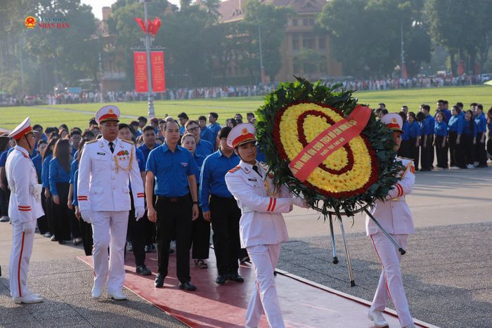 Đoàn đại biểu vào lăng viếng Bác.