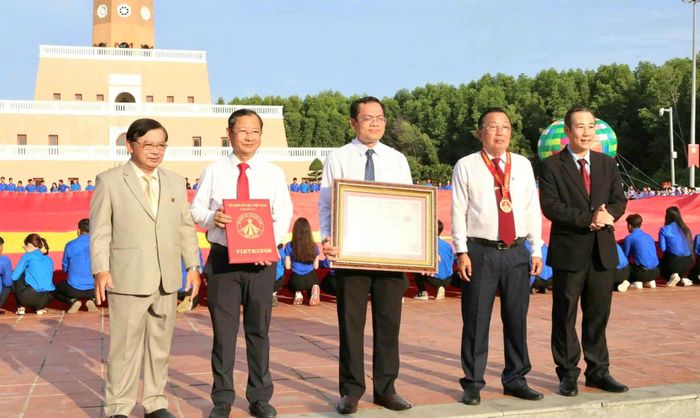 Sau khi kết thúc hành trình xuyên Việt vào cuối năm 2027, lá cờ sẽ được trao tặng tỉnh Cà Mau. Ảnh: Trung Nghĩa
