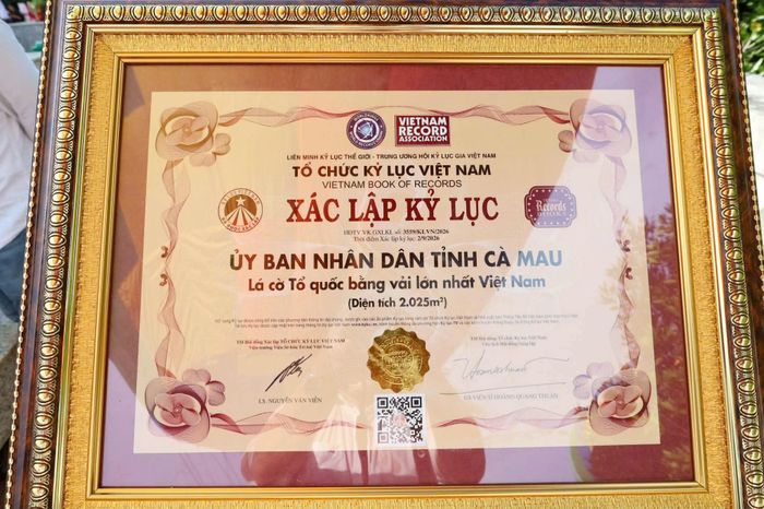 Chứng nhận xác lập kỷ lục. Ảnh: Trung Nghĩa