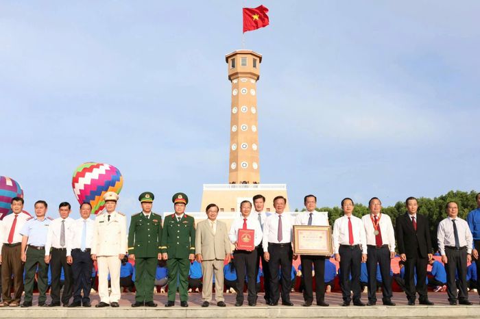 Tỉnh Cà Mau đón nhận Kỷ lục “Lá cờ Tổ quốc bằng vải lớn nhất Việt Nam”. Ảnh: Trung Nghĩa