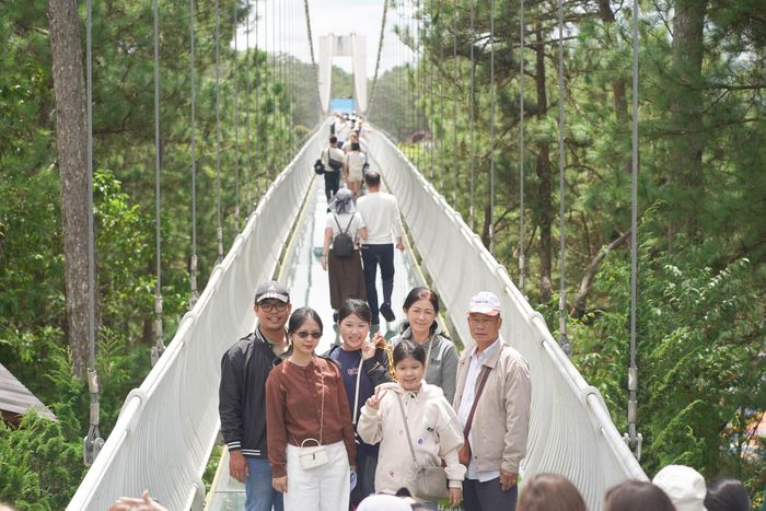 Du khách tham quan tại Thung lũng tình yêu. Ảnh: T. Anh