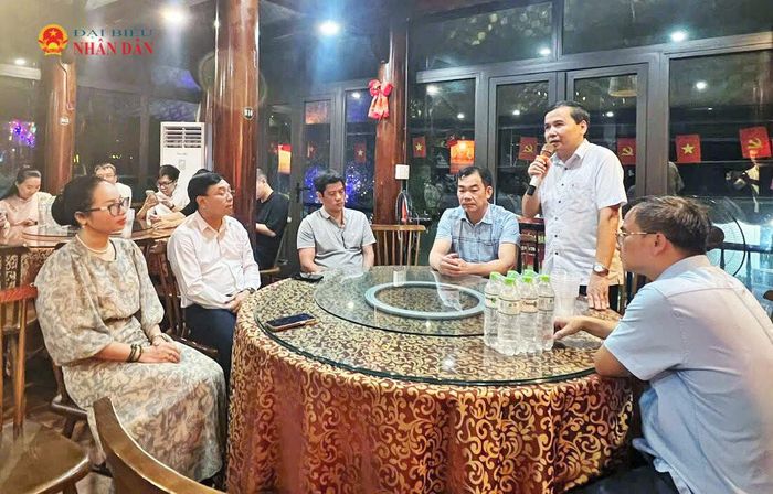 Phó Bí thư Thường trực Đảng ủy xã Thanh Thủy Vũ Minh Quốc trao đổi về vận hành chính quyền địa phương cấp xã