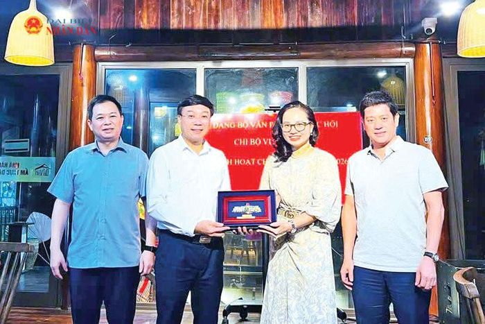 Đại diện Chi bộ Vụ Tổng hợp tặng quà lưu niệm cho đại diện lãnh đạo Đoàn đại biểu Quốc hội tỉnh Phú Thọ