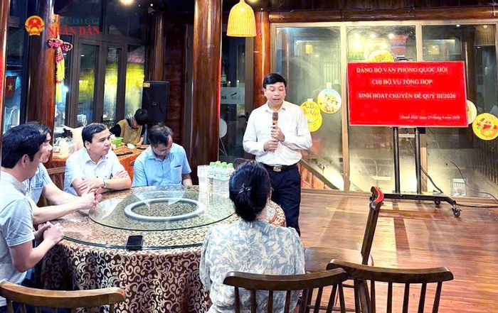 Phó Trưởng đoàn chuyên trách Đoàn ĐBQH tỉnh Phú Thọ Nguyễn Văn Mạnh phát biểu trao đổi tại buổi sinh hoạt chuyên đề. Ảnh Phúc Thưởng