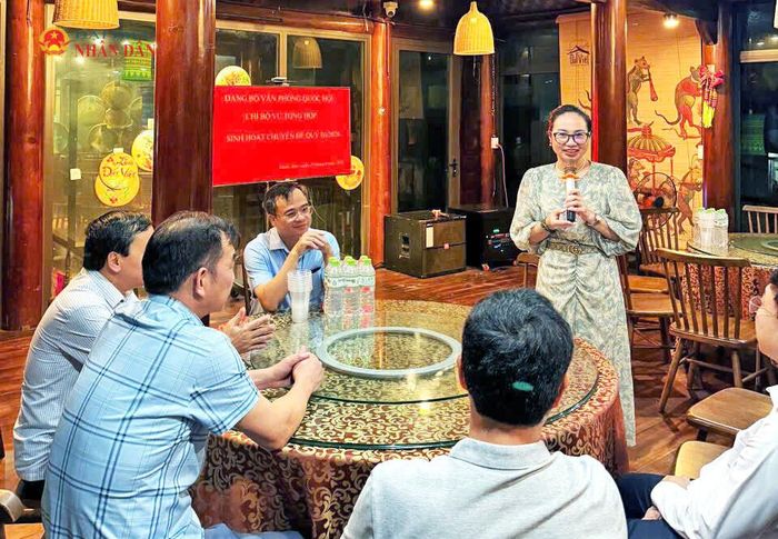 Phó Bí thư Chi bộ, Vụ trưởng Vụ Tổng hợp Lương Thị Thu Hà phát biểu tại buổi sinh hoạt