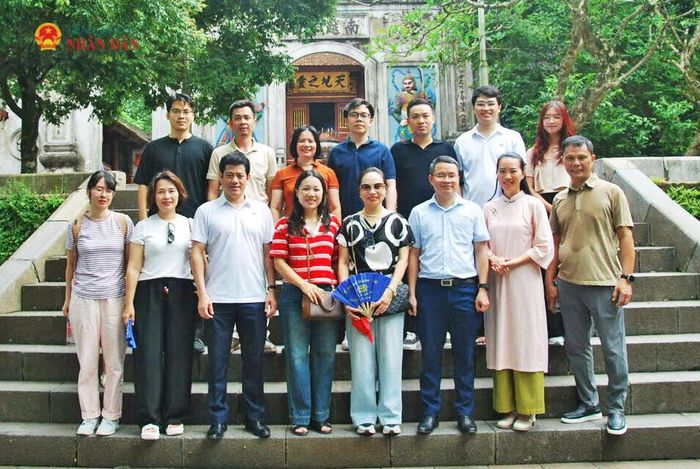 Chi bộ Vụ Tổng hợp chụp ảnh lưu niệm tại cổng Đền Thượng thuộc Khu di tích lịch sử Đền Hùng, tỉnh Phú Thọ. Ảnh Phúc Thưởng