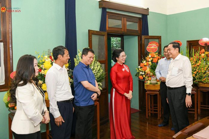 Chủ tịch Quốc hội Trần Thanh Mẫn trò chuyện với các cán bộ, nhân viên Khu Di tích Chủ tịch Hồ Chí Minh tại Phủ Chủ tịch
