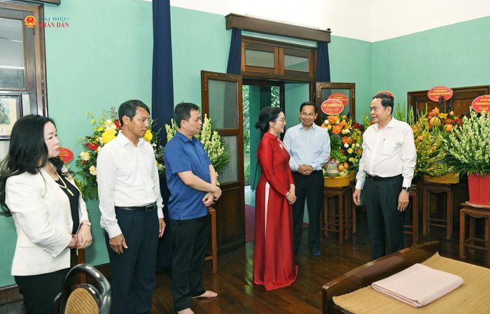 Chủ tịch Quốc hội Trần Thanh Mẫn trò chuyện với các cán bộ, nhân viên Khu Di tích Chủ tịch Hồ Chí Minh tại Phủ Chủ tịch