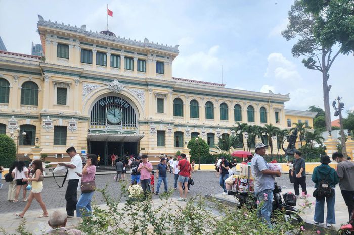Bưu điện TP. Hồ Chí Minh cũng thu hút rất nhiều khách tham quan