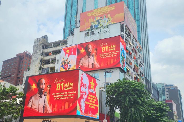 Tại phố đi bộ Nguyễn Huệ có nhiều màn hình lớn trình chiếu nội dung tuyên truyền kỷ niệm 81 năm Cách mạng Tháng Tám thành công và Quốc khánh 2/9