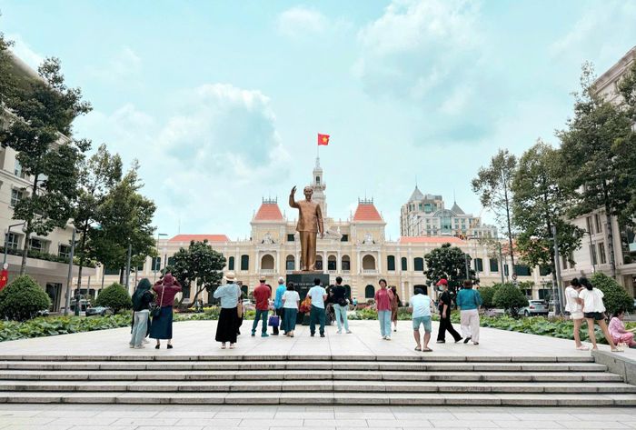 Nhiều người dân chụp hình tại tượng đài Chủ tịch Hồ Chí Minh ở phố đi bộ Nguyễn Huệ