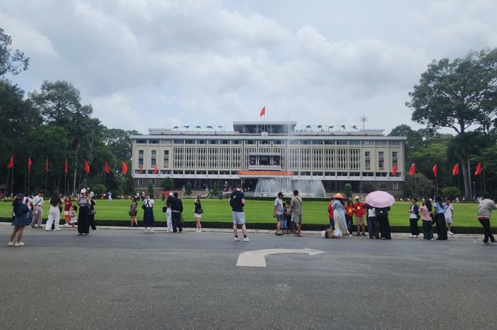 Người dân háo hức chụp ảnh kỷ niệm trước Dinh Độc lập
