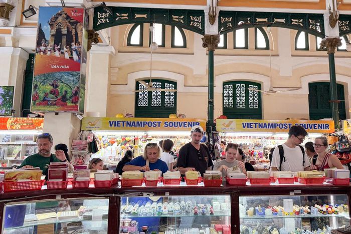 Khách quốc tế mua quà lưu niệm tại Bưu điện TP. Hồ Chí Minh
