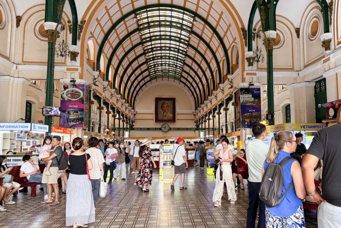 Rất đông khách tham quan tại Bưu điện TP. Hồ Chí Minh