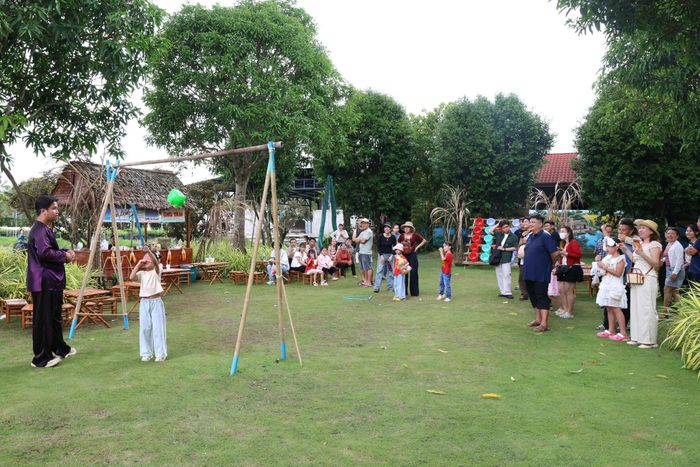 Các em nhỏ tham gia trò chơi tại Khu Cantho Eco Resort