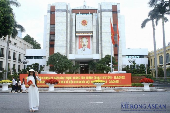 Các công trình tiêu biểu ở Hà Nội đều được trang hoàng với tấm biểu ngữ cỡ lớn. Ảnh: Trần Trọng/ Mekong ASEAN