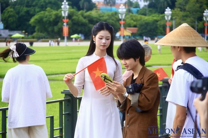 Nhiều bạn trẻ mặc áo dài, đến Quảng trường Ba Đình chụp ảnh. Ảnh: Trần Trọng/ Mekong ASEAN