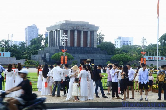 Trong những ngày thu lịch sử, Quảng trường Ba Đình luôn tấp nập người dân đến chụp ảnh, lưu giữ khoảnh khắc hào hùng. Ảnh: Trần Trọng/ Mekong ASEAN