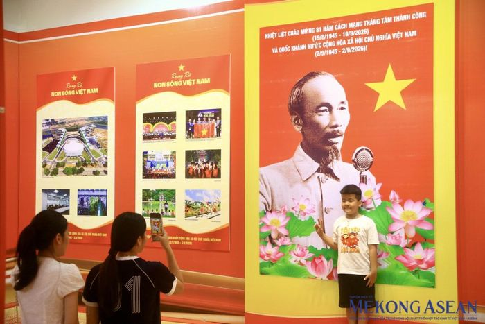 Người dân tham quan triển lãm ảnh "Rạng rỡ non sông Việt Nam" trên đường Đinh Tiên Hoàng (Hà Nội). Ảnh: Trần Trọng/ Mekong ASEAN