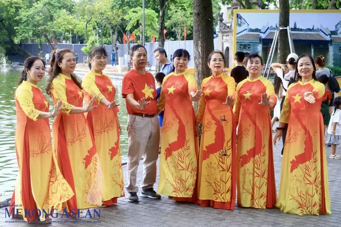 Người dân lựa chọn áo dài như một cách thể hiện sự trân trọng bản sắc văn hóa trong ngày lễ lớn của đất nước. Ảnh: Trần Trọng/ Mekong ASEAN
