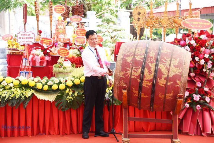 Chủ tịch UBND xã Khúc Thừa Dụ Nguyễn Tuấn Hải đánh trống khai hội. Ảnh: Lâm Hòa/Mekong ASEAN.