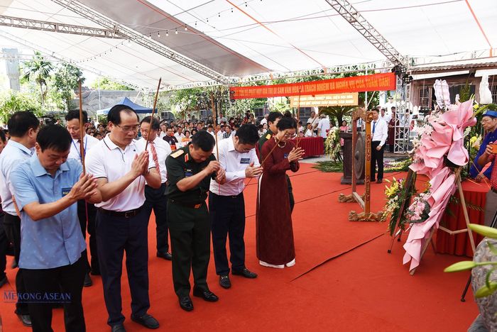 Các đại biểu dâng hương. Ảnh: Lâm Hòa/Mekong ASEAN.