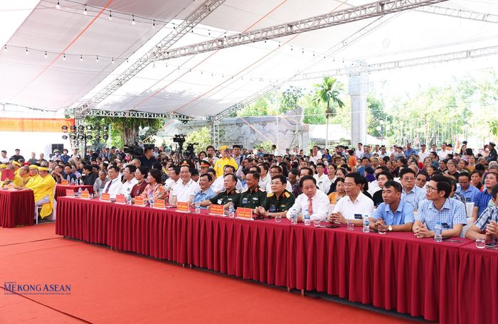 Đông đảo các đại biểu, người dân và du khách dự khai mạc lễ hội. Ảnh: Lâm Hòa/Mekong ASEAN.