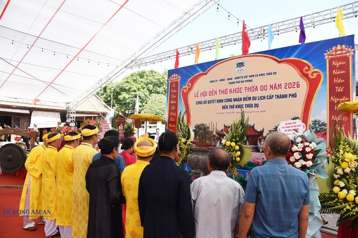Người dân, du khách và các chi, nhánh họ Khúc ở các tỉnh, thành phố về dâng hương. Ảnh: Lâm Hòa/Mekong ASEAN.