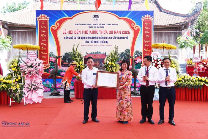 Thừa ủy quyền của Chủ tịch UBND thành phố, ông Nguyễn Thành Trung, Ủy viên Thành ủy, Giám đốc Sở Văn hóa, Thể thao và Du lịch thành phố Hải Phòng trao Quyết định công nhận Điểm du lịch di tích lịch sử quốc gia đền thờ Khúc Thừa Dụ cho lãnh đạo xã Khúc Thừa Dụ. Ảnh: Lâm Hòa/Mekong ASEAN.