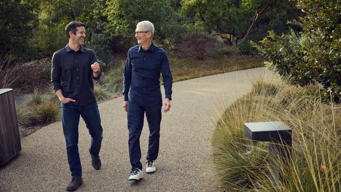 Ông Tim Cook (phải) và ông John Ternus tại trụ sở của Apple, bang California, Mỹ. Ảnh: Apple