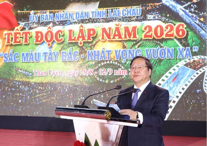 Ông Tống Thanh Hải - Phó Chủ tịch Thường trực UBND tỉnh Lai Châu phát biểu tại Chương trình nghệ thuật mừng với chủ đề "Sắc màu Tây Bắc - Khát vọng vươn xa".