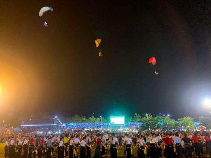 Màn trình diễn dù lượn có động cơ, bắn pháo hoa kết hợp "Vòng xòe đoàn kết" Tết Độc lập năm 2026 tại Than Uyên.