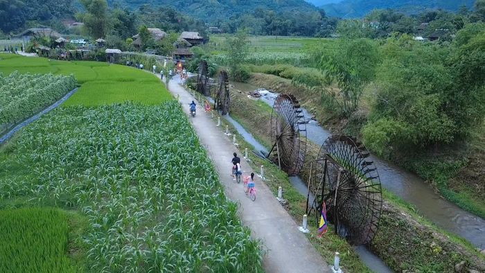 Du khách thích thú khám phá không gian thiên nhiên