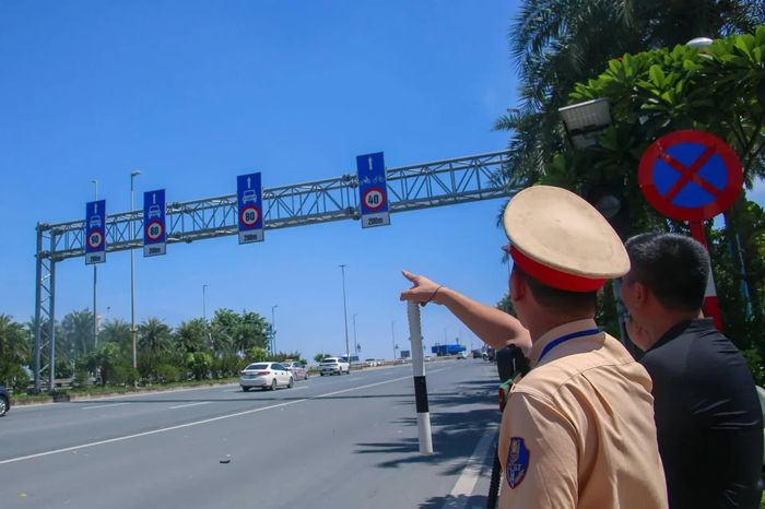 Hà Nội sẽ xử lý phạt nguội các phương tiện vi phạm khoảng cách an toàn, chạy quá tốc độ trên cầu Nhật Tân. Ảnh: Cục CSGT
