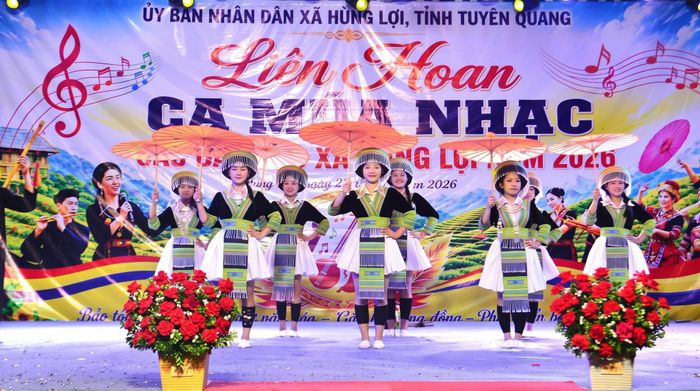 Tiết mục văn nghệ của nhân dân xã Hùng Lợi chào mừng Quốc khánh.