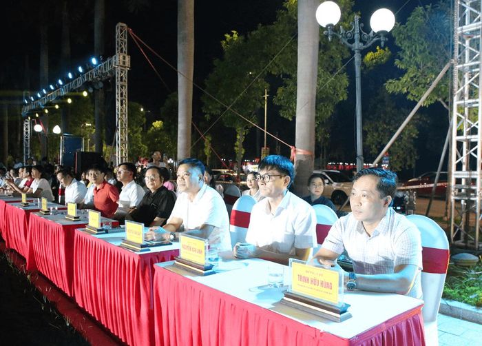Các đại biểu dự và thưởng thức chương trình.