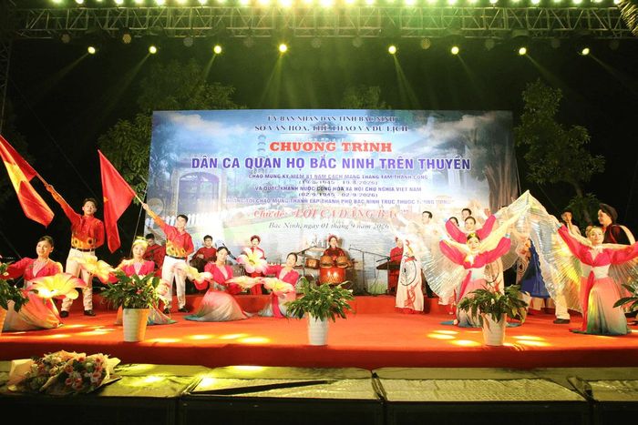 Màn khai từ Bắc Ninh ơi, thành phố anh hùng.