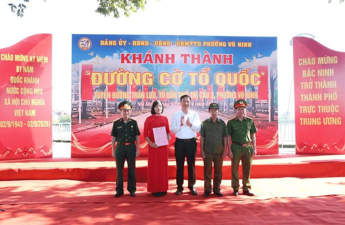 Bí thư Đảng ủy phường Vũ Ninh Nguyễn Hoàng Long trao Quyết định thành lập Ban Điều hành mô hình “Đường cờ Tổ quốc”.