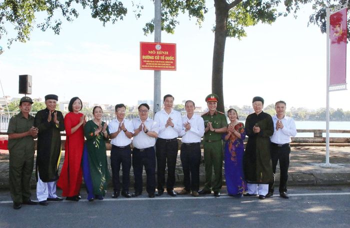 Các đồng chí lãnh đạo phường Vũ Ninh và đại biểu thực hiện nghi thức khánh thành mô hình "Đường cờ Tổ quốc".