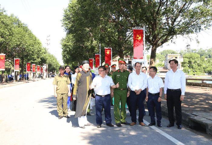 Các đồng chí lãnh đạo phường Vũ Ninh và đại biểu tham quan "Đường cờ Tổ quốc".