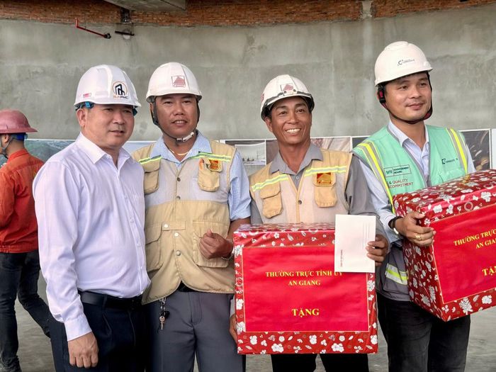 Đồng chí Đinh Văn Nơi, Phó Bí thư Tỉnh ủy An Giang, Bí thư đặc khu Phú Quốc thăm hỏi, tặng quà động viên công nhân tại công trình phục vụ APEC 2027.