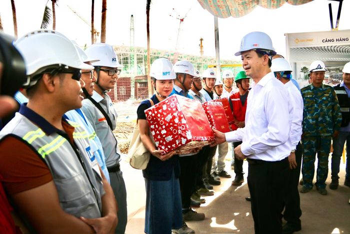 Đồng chí Lê Quang Tùng, Ủy viên Trung ương Đảng, Bí thư Tỉnh ủy An Giang thăm hỏi, tặng quà động viên công nhân tại công trình phục vụ APEC 2027.