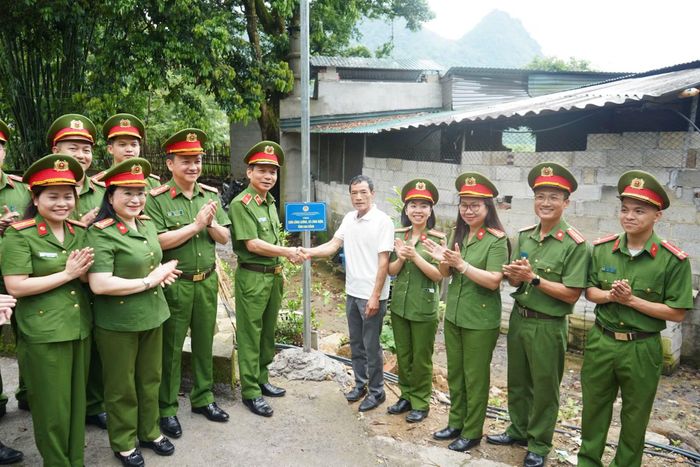 Cán bộ chiến sỹ Công an khởi công công trình 30 đèn năng lượng mặt trời chiếu sáng các tuyến đường nông thôn, tạo điều kiện thuận lợi cho người dân đi lại, nâng cao hiệu quả bảo đảm an ninh, trật tự tại cơ sở.