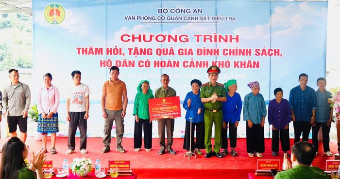 Văn phòng Cơ quan CSĐT Bộ Công an tặng quà gia đình chính sách, hộ dân có hoàn cảnh khó khăn.