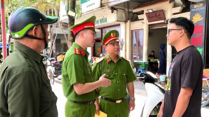 Công an phường Hạc Thành thường xuyên có mặt tại các tuyến đường, khu vực trọng điểm, nơi tập trung đông người và những địa bàn tiềm ẩn nguy cơ ùn tắc giao thông.