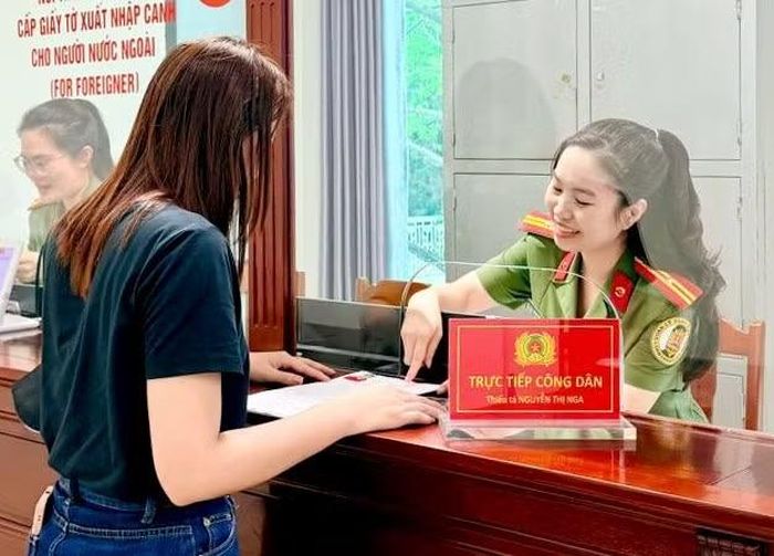 Phòng Quản lý xuất nhập cảnh Công an tỉnh Thanh Hoá hỗ trợ thủ tục cấp thị thực cho một cầu thủ nước ngoài và thân nhân trong ngày nghỉ lễ.
